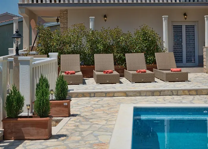 Πανσιόν Heavenly Dream House With Pool 3*