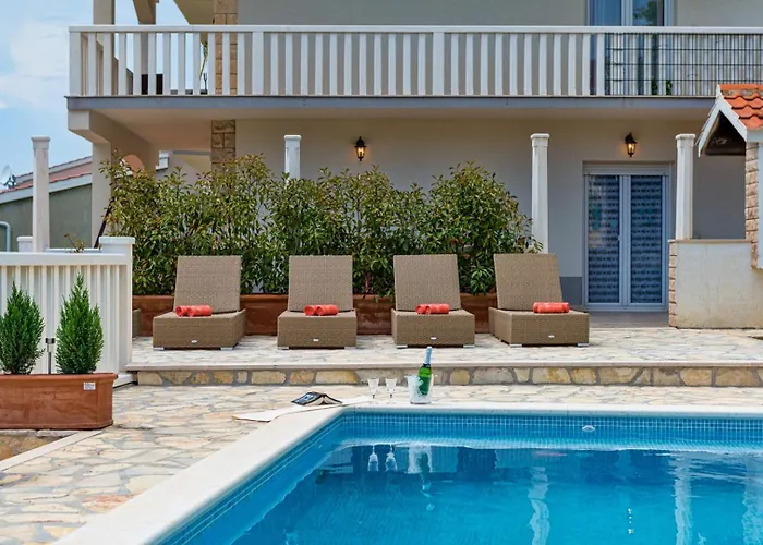 Heavenly Dream House With Pool 3*